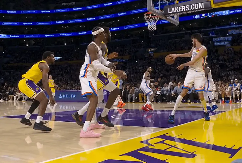 开云-裁判也摸鱼？霍姆格伦踩到界外救球，裁判未吹罚雷霆出界球